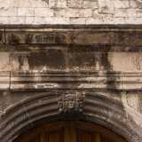 Ai lati vi sono invece due fini clipei raffiguranti Apollo e Minerva. L�architrave reca la frase latina Post tenebras spero lucem (Dopo le tenebre spero nella luce) inserita nel 500 dal medico Onorato Zizzi